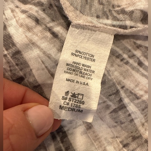 Cultureplug abstract lightweight vneck top Size Medium - Picture 6 of 7